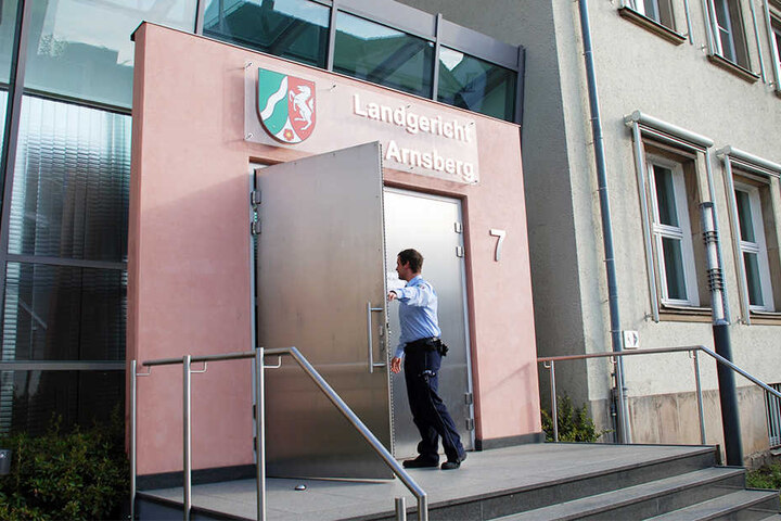 Der Angeklagte hat die tat vor Gericht gestanden.