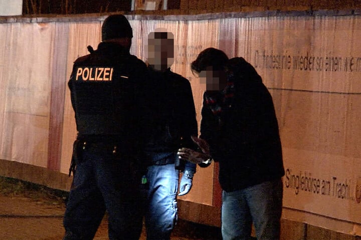 Der Mann hatte über 2 Promille intus und stand unter Drogen. Die Polizei entzog dem jungen Mann den Führerschein.