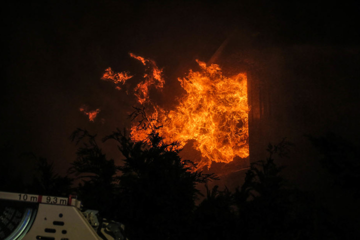 Die Flammen schlugen auch aus den Fenstern im Dachgeschoß.