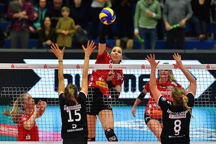 Die Dresdnerin Sasa Planinsec schlägt gegen Jennifer Pettke (Nr. 15) und Ilka van de Vyver (beide Vilsbiburg).