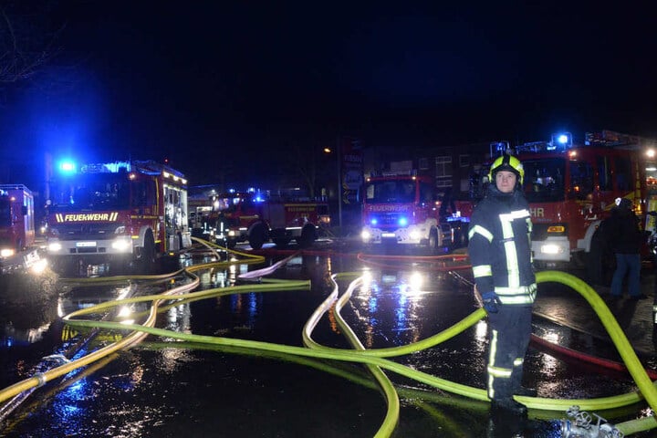 Ein Großaufgebot kämpft gegen die Flammen.