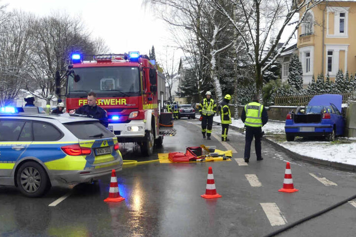 Einer der Wagen erwischte bei dem Unfall noch einen Stromkasten.