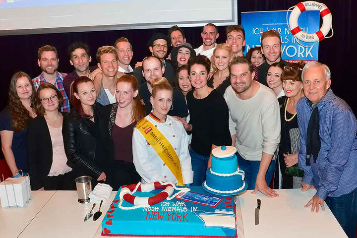 Bei der After-Show-Party wurde die Torte angeschnitten.