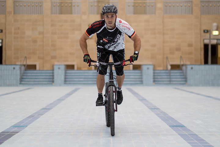 Volle Fahrt voraus: Hannes Herrmann durchquert mit trockenen Reifen das 25-Meter-Becken.
