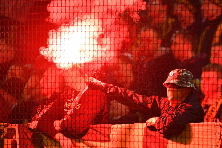 Während der Partie wurde Pyrotechnik abgebrannt.