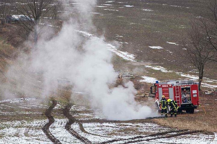 An mehreren Stellen brannte immer wieder Holz und Gestrüpp.