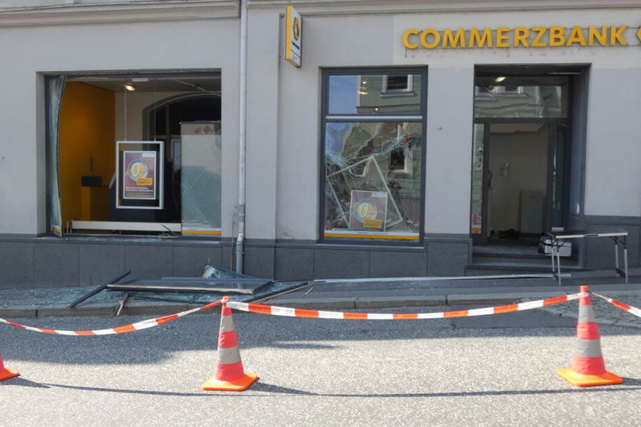 Unbekannte sprengten in Stollberg einen Geldautomat.