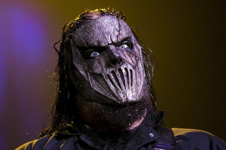 In dem Charterflugzeug sitzen sonst die Jungs der US-Band Slipknot. Im Bild ist Gitarrist Mick Thomson.