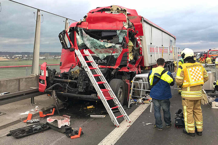 Die A4 musste wegen des Crashs vollgesperrt werden.