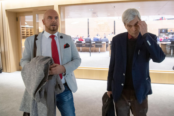 Landtagsabgeordnete Stefan Räpple (links im Bild) und Wolfgang Gedeon stehen vor dem Plenarsaal, nachdem sie am 12. Dezember des Saals verwiesen und von der Polizei herausbegleitet wurden.