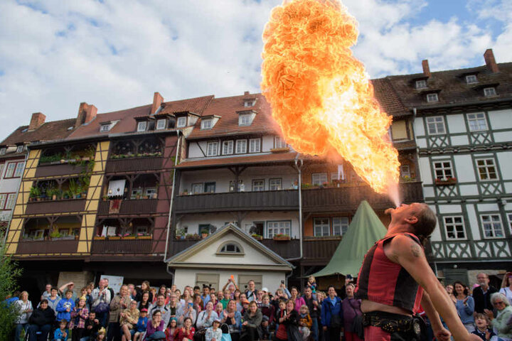 Auch Feuerschlucker und Gaukler sind beim Fest dabei.