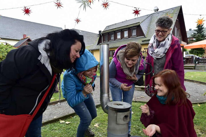 Weihrauch-Fee Kirsten Thon erklärt am Spezialofen das Weihräuchern.
