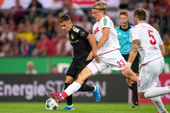 Zwei Belgier im Duell: Dortmunds Hazard (l.) und der Kölner Bornauw.