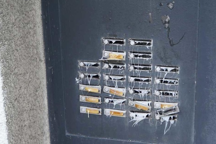 Durch die Hitze des Feuers schmolzen an dem benachbarten Haus die Klingelschilder.