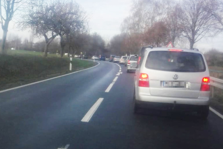 Die Umleitungsstraße auf der S38 ist komplett verstopft. Es geht im Schneckentempo voran.