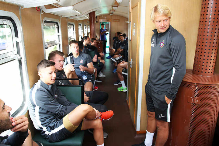 Die FCE-Kicker im Zug. Rechts steht Jan Hochscheidt, links sitzt Nicolas Sessa.