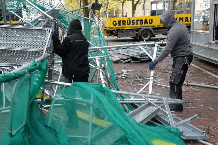 Noch am Morgen wurde mit der Räumung des Gerüsts begonnen.