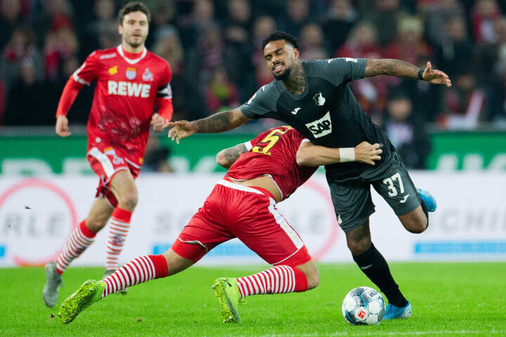 Kölns Rafael Czichos (l) und Hoffenheims Jürgen Locadia versuchen an den Ball zu kommen.