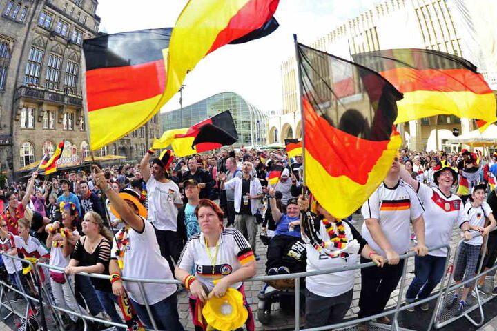 Die Fanmeile auf dem Neumarkt ist Geschichte: Die Jubel-Karawane zieht weiter in die Innere Klosterstraße.