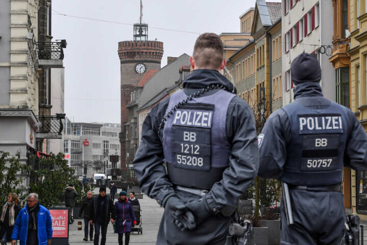 Polizisten der Hunderschaft sollen verstärkt in Cottbus Präsenz zeigen. (Bildmontage)