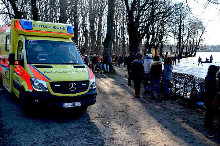 Eis-Wahnsinn in Moritzburg: Der Rettungsdienst musste sich Sonntagnachmittag um mindestens acht Menschen kümmern, die in den Schlossteich eingebrochen waren.