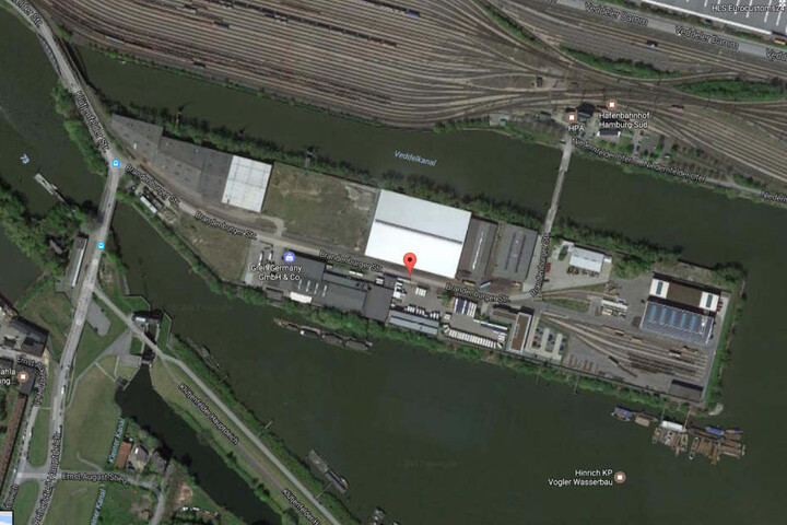 Die Bereitschaftspolizei der Hamburger Polizei durchsuchte ein Werksgelände in Hamburg-Veddel.