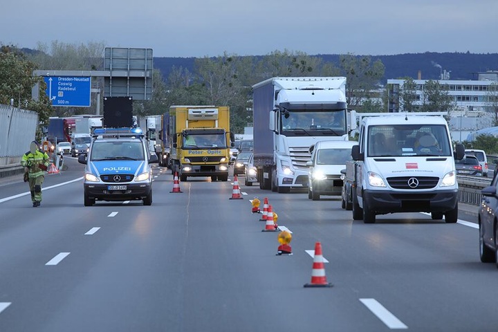 Der Verkehr wird an der Unfallstelle vorbeigeleitet.