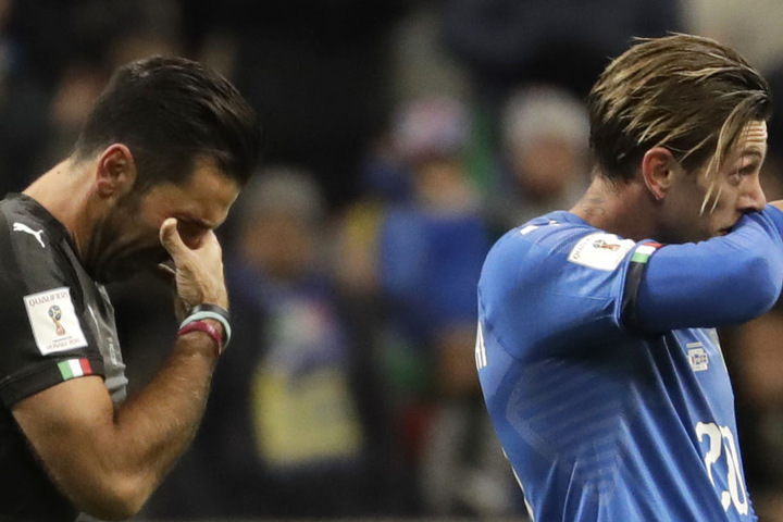 Eine Legende tritt ab: Für den am Boden zerstörten Gianluigi Buffon (li.) war es das letzte Spiel für die Squadra Azzurra.