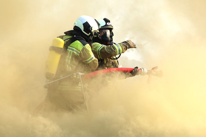 Der Brand in der Zeunerstraße forderte den Feuerwehrmännern einiges ab.