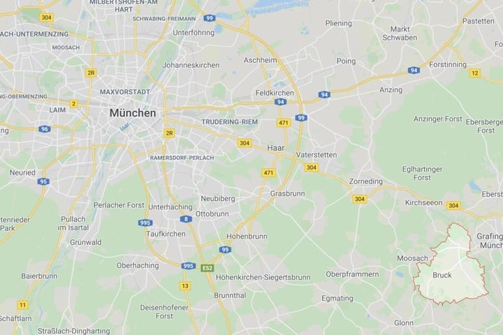 Eine Autofahrerin ist in Oberbayern von einem entgegenkommenden Sattelzug erfasst worden.