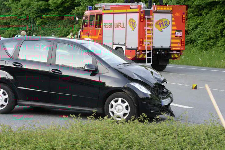 Die Insassen des Mercedes wurden schwer verletzt.