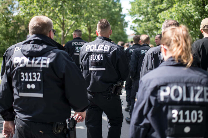 Polizisten einer Einsatzhundertschaft beim Kreuzberger Maifest "MaiGörli" im Görlitzer Park.