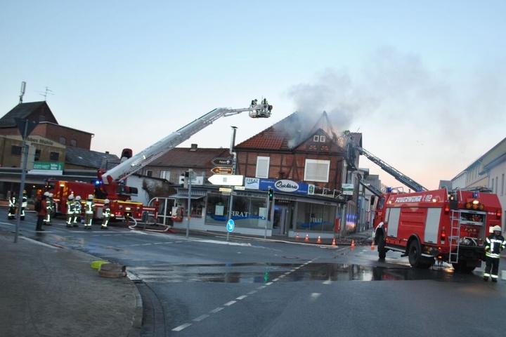 Zwei Bewohner wurden bei dem Brand verletzt.