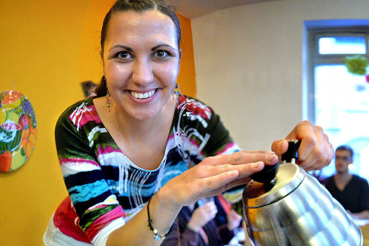 Im Cafe de Maria serviert Maria (l.) beim Sonntagscafe den Sonntagskaffee.