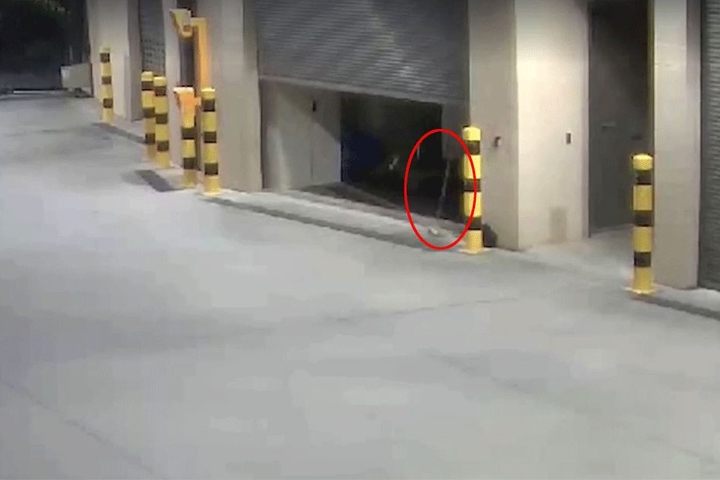 Plötzlich flog ein Besen aus der Garage.