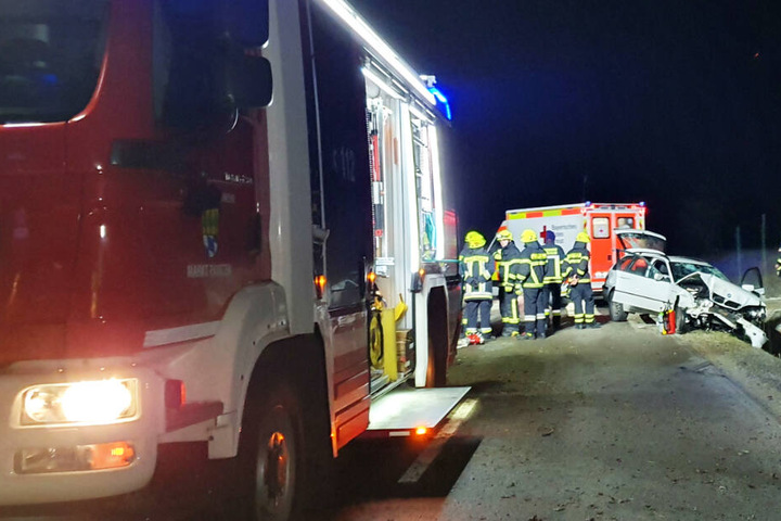 Ein BMW war im Landkreis Kelheim in Bayern aufgrund von Glätte von der Straße abgekommen.