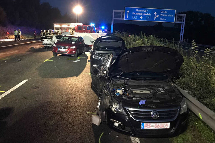 Auch spät am Abend laufen die Aufräumarbeiten noch.