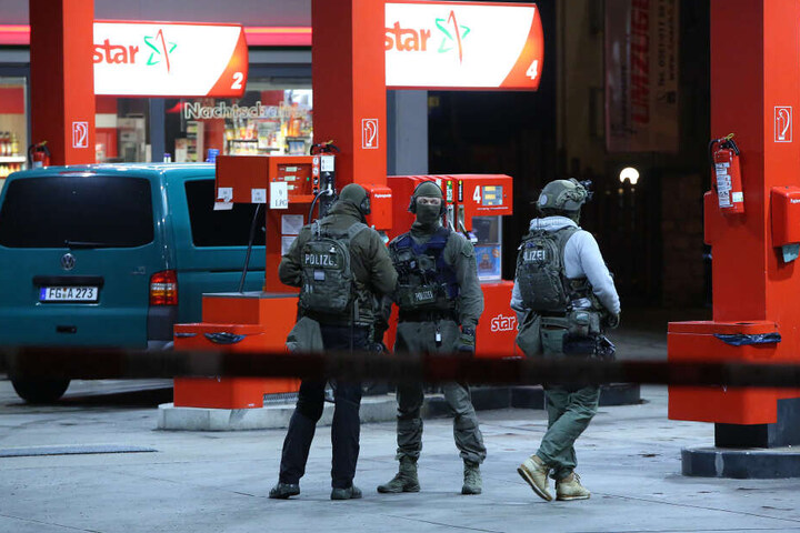 Ratlose Polizei. Trotz vermehrter Streifen und erhöhter Alarmbereitschaft entwischten "Bonnie und Clyde" den Beamten viermal.
