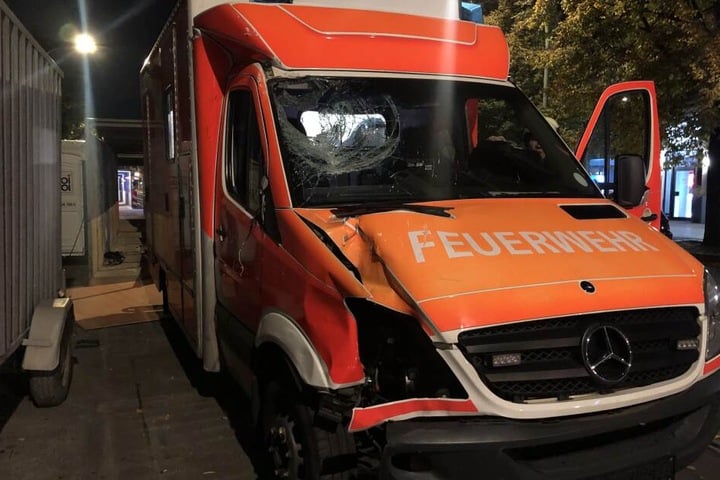 Am Fahrzeug der Berliner Feuerwehr entstand ein erheblicher Sachschaden.
