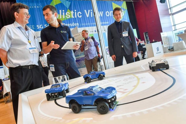 Im Verkehr soll die Technik selbstfahrende Autos in Echtzeit miteinander
kommunizieren lassen.