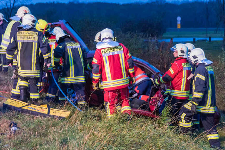 Die Feuerwehr brauchte rund 40 Minuten um den Fahrer zu befreien.