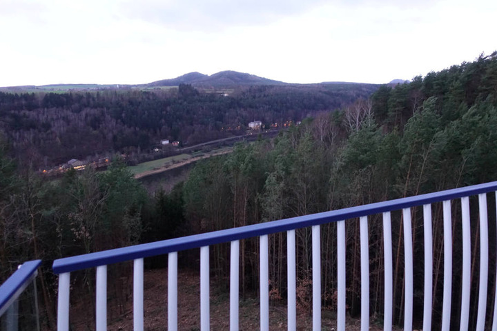 Schöne Aussicht auf das Tal bis zum Bahnhof Krippen hin. Hier sehen wir unter anderem die Dorfkirche von Papststein und den Kleinhennersdorfer Stein sowie die Festung Königstein.