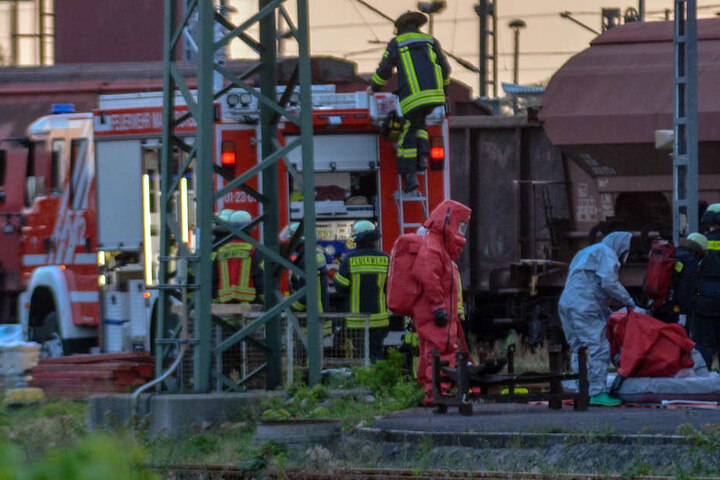 Mit spezieller Schutzkleidung rückten die Einsatzkräfte der vermeintlich gefährlichen Substanz zu Leibe.