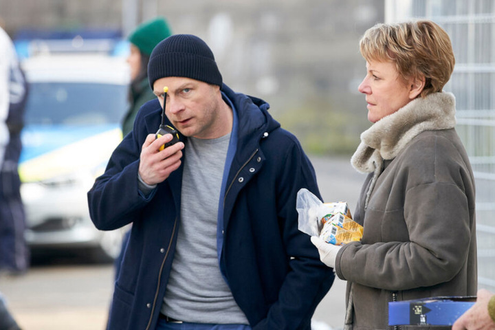 Kommissar Simmel (Hinnerk Schönemann, l.), Marie Brand (Mariele Millowitsch, M.) und der Verkäufer des Spielwarenladens (Heinrich Cuipers, r.) versuchen die jungen Zeugen mit Walkie-Talkies und Kakao zu ködern.