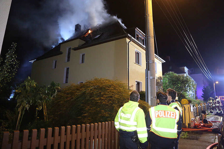 Die Brandwohnung war leer. Nun muss die Polizei ermitteln, wie es zu dem Feuer kommen konnte.
