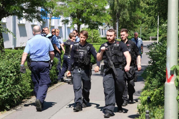 Mit Rammbock und schweren Waffen gingen die Polizisten vor.