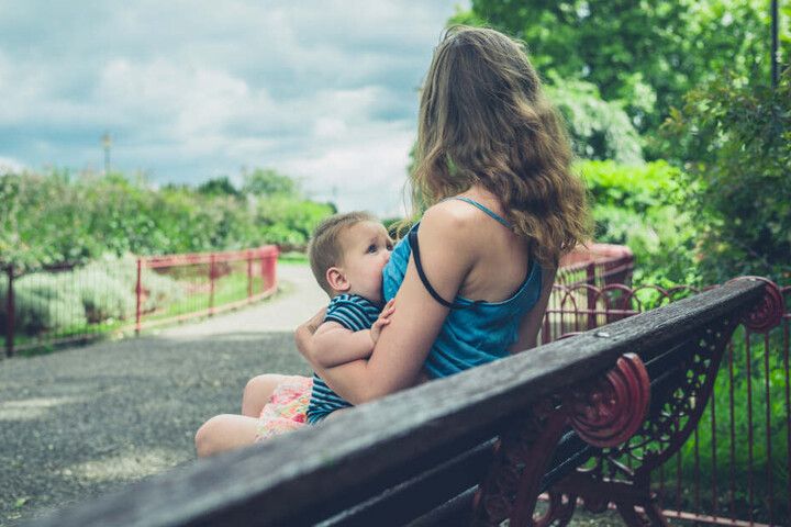 Die Frau soll ihr fünf Monate altes Baby im Suff auf den Boden fallen lassen haben (Symbolbild).
