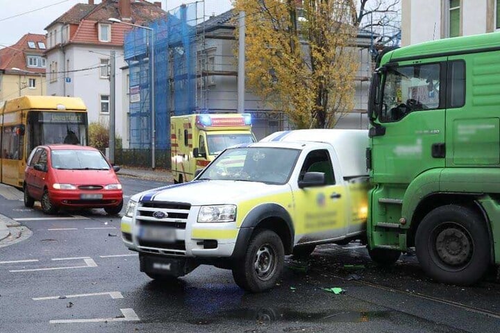 Der Unfall legt den Verkehr auf der Kreuzung lahm.