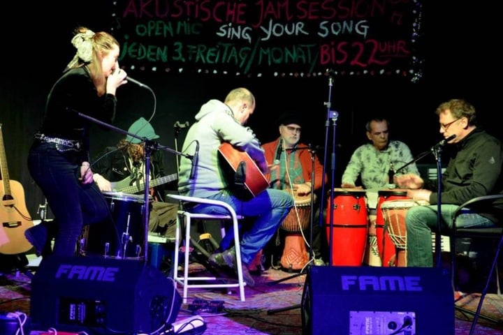 Die Jam-Sessions gehen Querbeet von Jazz über Folk und Blues zu Reggae und mehr.