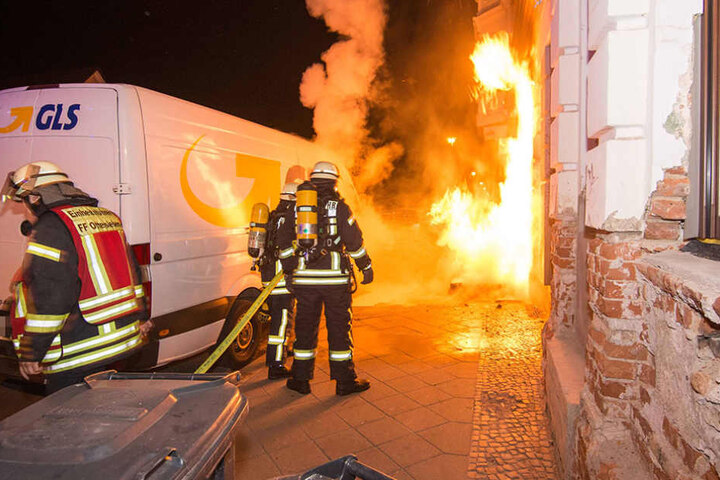 Nachdem Passanten versuchten, den Brand in Schach zu halten, löschte die Feuerwehr den Brand.